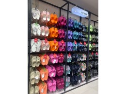 Секційне обладнання. Вітрина з шльопанцями 1 Секційне обладнання. Вітрина з шльопанцями 1